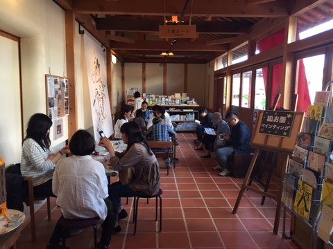 お面制作中